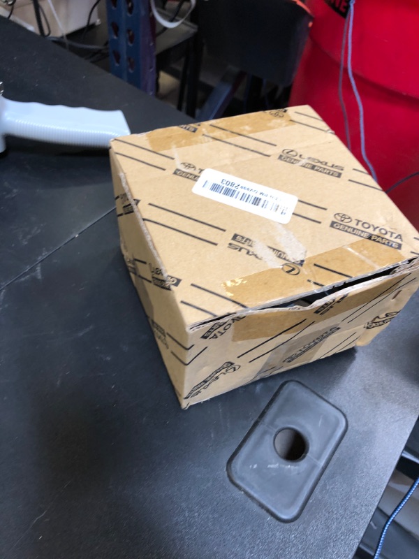 Photo 1 of TOYOTA 25620-37120 EGR Valve