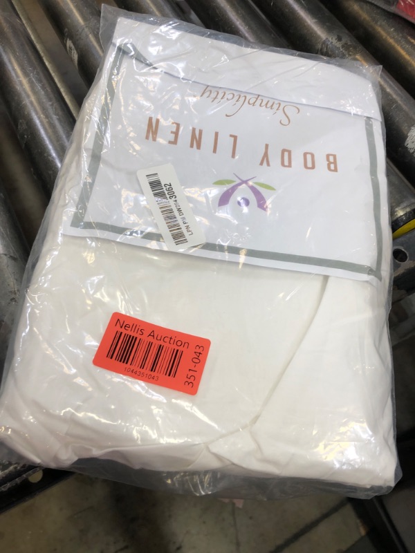 Photo 1 of Body Linen Simplicity Poly Cotton Massage Table Fitted Sheets - 180 Thread Count. Roomy Fit, Soft and Durable. Available in White, Natural and Gray.