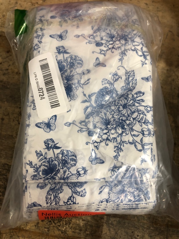 Photo 1 of 100PCS Blue Floral Napkins Disposable Hand Towels for Bathroom 3 Ply Blue and White Paper Napkins Decorative Flower Guest Napkins Chinoiserie Napkins for Wedding Bridal Shower Birthday Cocktail Party