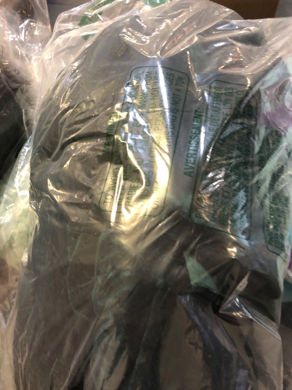 Photo 1 of DeZerlor 5 Pack Emerald Green Velvet Table Runner Spring Table Runners 20 x 120 Inch Luxurious Elegant Velvet Fabric Easter Table Decorations for Wedding Dinner Party St. Patrick's Day Decor