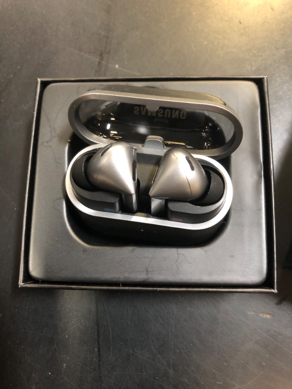 Photo 1 of SAMSUNG Galaxy Buds 3 Pro AI True Wireless Bluetooth Earbuds, Noise Cancelling, Sound Optimization, Real-Time Interpreter, Redesigned Comfort Fit Latin American Version (Silver)