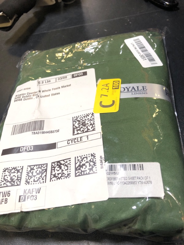 Photo 1 of Royale Linens Fitted Sheet Twin - Ultra Soft 1800 Brushed Microfiber - Hotel Luxury Bottom Sheets - Wrinkle Free & Fade Resistant - Deep Pocket Fitted Sheet Only (Twin, Hunter Green)