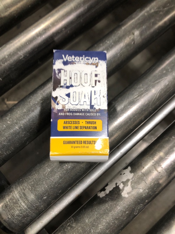 Photo 1 of Vetericyn Hoof Soak for Hooves with Sole and Frog Damage Caused by Abscesses, White Line Separation, and Thrush. Works with Just One Application. Single Use Hoof Treatment. 30 Grams