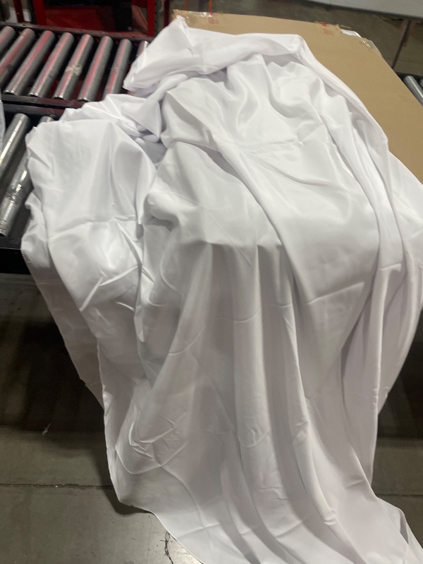 Photo 1 of White tablecloth, unknown size