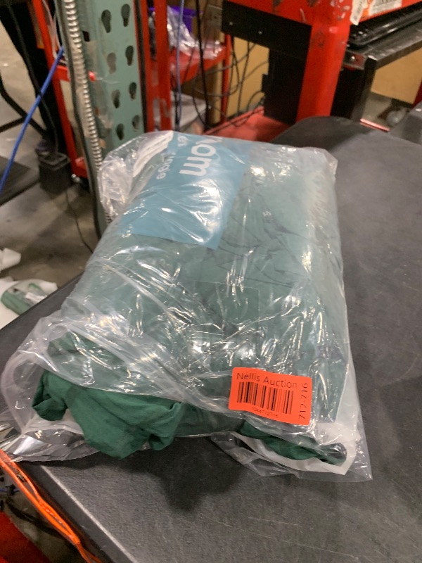 Photo 1 of AveLom Dark Green Seersucker Duvet Cover Set King Size (104 x 90 inches), 3 Pieces (1 Duvet Cover + 2 Pillow Cases), Ultra Soft Washed Microfiber, Textured Duvet Cover with Zipper Closure, Corner Ties