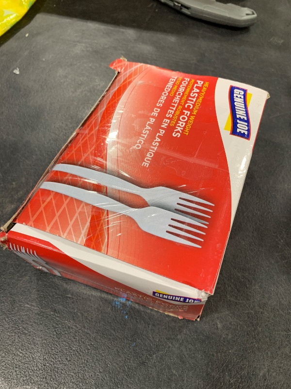 Photo 1 of Genuine Joe Heavyweight White Plastic Forks (Pack of 100)