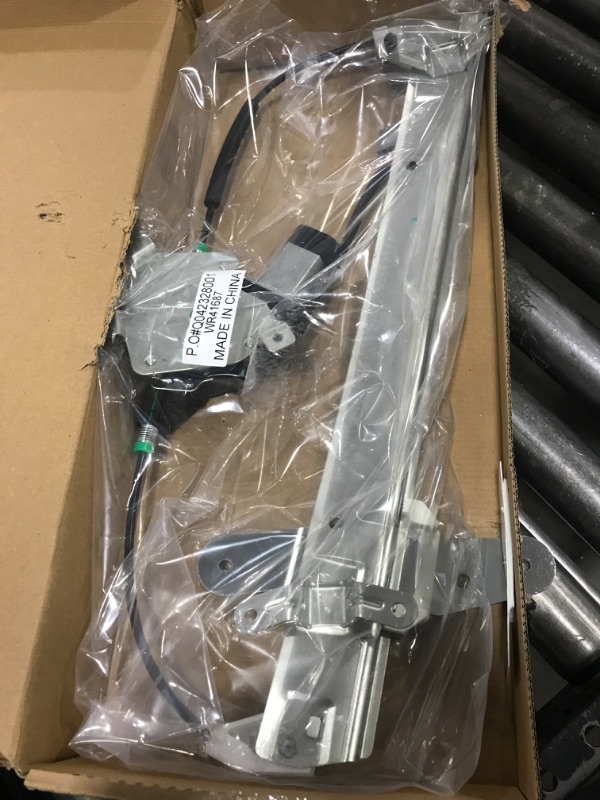 Photo 1 of YHTAUTO Front Passenger Side Power Window Regulator with 2-Pin Motor Assembly for Lincoln Town Car 1998-2011 Sedan/Limousine