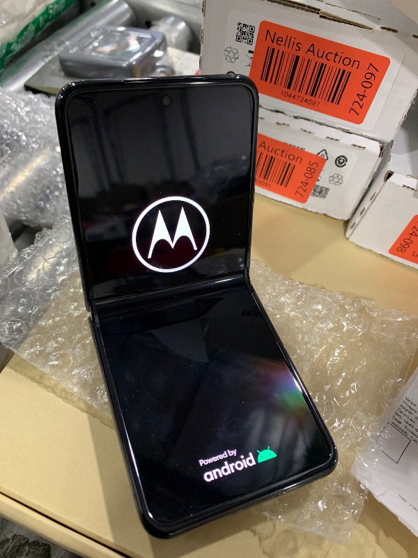 Photo 1 of Moto Razr+ 5G 2023 (256GB, 8GB) 6.9" Foldable AMOLED, Snapdragon 8+ Gen 1, US 5G / Global 4G LTE (AT&T Unlocked for T-Mobile, Metro, Verizon) XT2321-5 (Black) (Renewed)