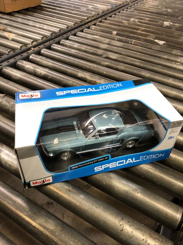 Photo 1 of Maisto 1968 Ford Mustang GT Cobra Jet Hard Top 1/18 Scale Diecast Model Vehicle White
