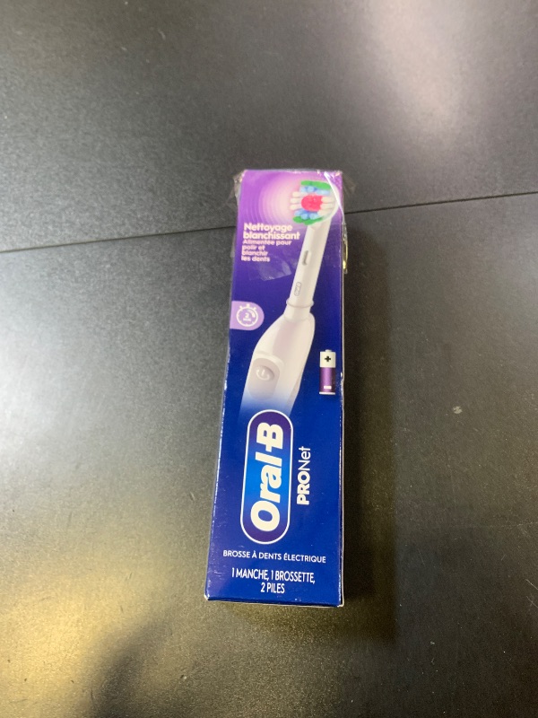 Photo 1 of Oral-B Pro 100 3D White, Battery Toothbrush, White