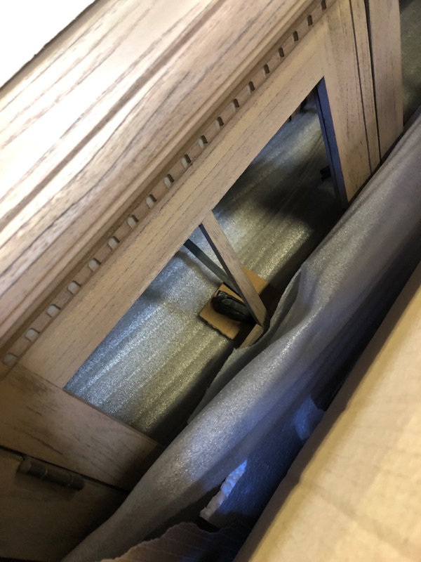 Photo 1 of Hekman Furniture - Wellington Estates - Entertainment Console - 25450 * glass on one of the doors is broken*