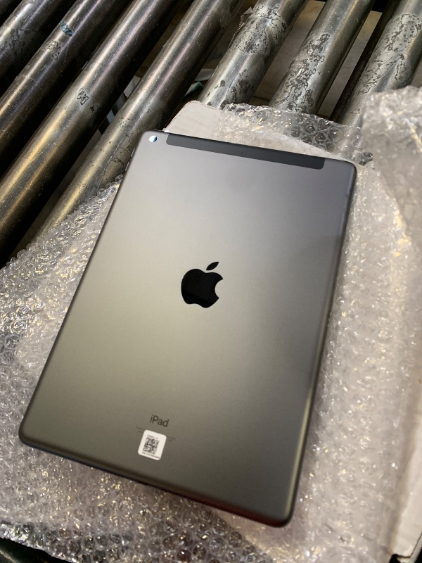 Photo 1 of Apple 2021 iPad (10.2-inch, Wi-Fi, 256GB) - Space Gray (Renewed)