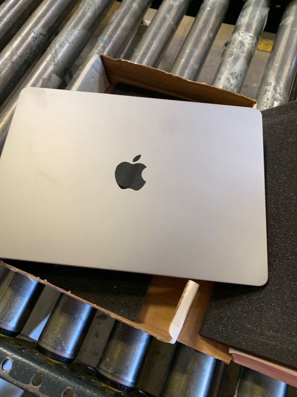 Photo 1 of *FOR PARTS ONLY* Apple 2022 MacBook Air with Apple M2 Chip, 13-inch, 8GB RAM, 512GB SSD Storage - Space Gray (Renewed Premium)