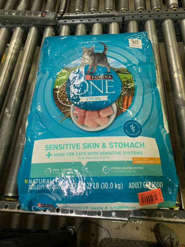 Photo 1 of Purina ONE Sensitive Stomach, Sensitive Skin, Natural Dry Cat Food, +Plus Sensitive Skin and Stomach Formula - 22 lb. Bag