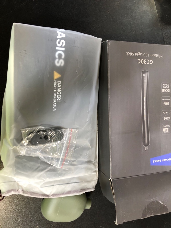 Photo 1 of NEEWER BASICS 30W Handheld RGB Leuchtstab 35,5"/90cm, tragbare aufblasbare TPU Beleuchtung 5000mAh Typ C 45W in/30W Out, 3000Lux 17 Effekte 2700-6500K CRI95 für Studiofotografie Videoaufnahmen, GC30C