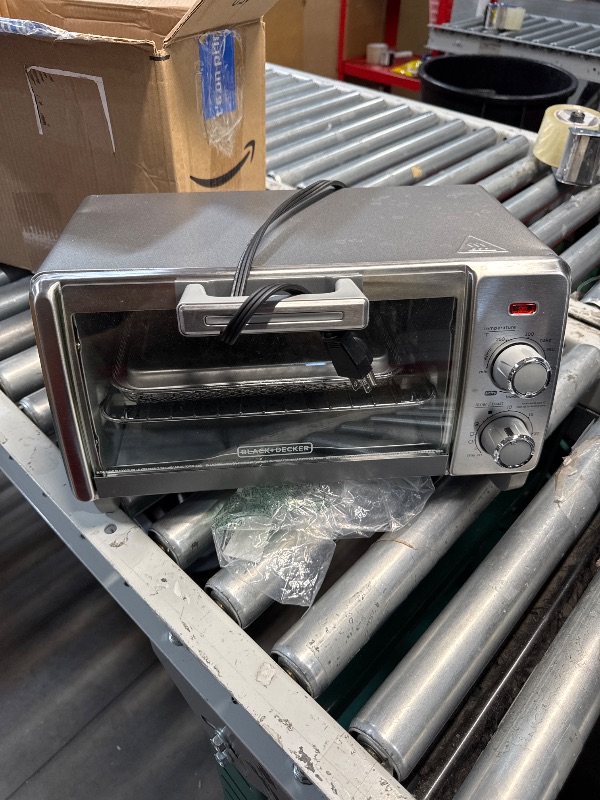 Photo 1 of (PARTS) (POWERS ON BUT WONT HEAT) BLACK+DECKER Crisp 'N Bake Air Fry Countertop Convection Toaster Oven, Medium Capacity, 4-Slice, 5-in-1, Fits 9” Pizza, 30-Min Timer, Bake, Broil, Air Fry, Toast, Keep Warm, Stainless Steel