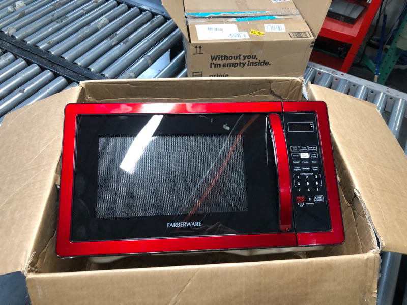 Photo 1 of (does not turn)(sold for parts) Farberware Countertop Microwave 1000 Watts, 1.1 cu ft - Microwave Oven With LED Lighting and Child Lock - Perfect for Apartments 