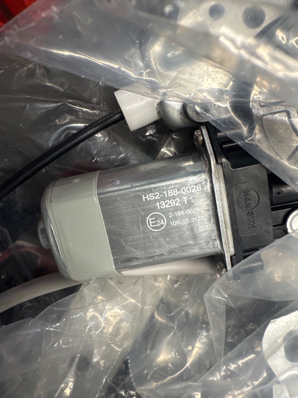 Photo 1 of ***Missing parts ***Prev used ***
TRQ Front Left Power Window Regulator & Motor Assembly Drivers Side