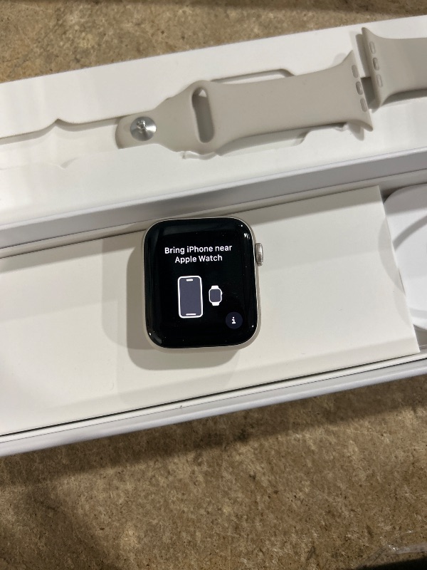 Photo 1 of Apple Watch SE (2nd Gen) (GPS, 44mm) - Starlight Aluminum Case with Starlight Sport Band, S/M (Renewed)