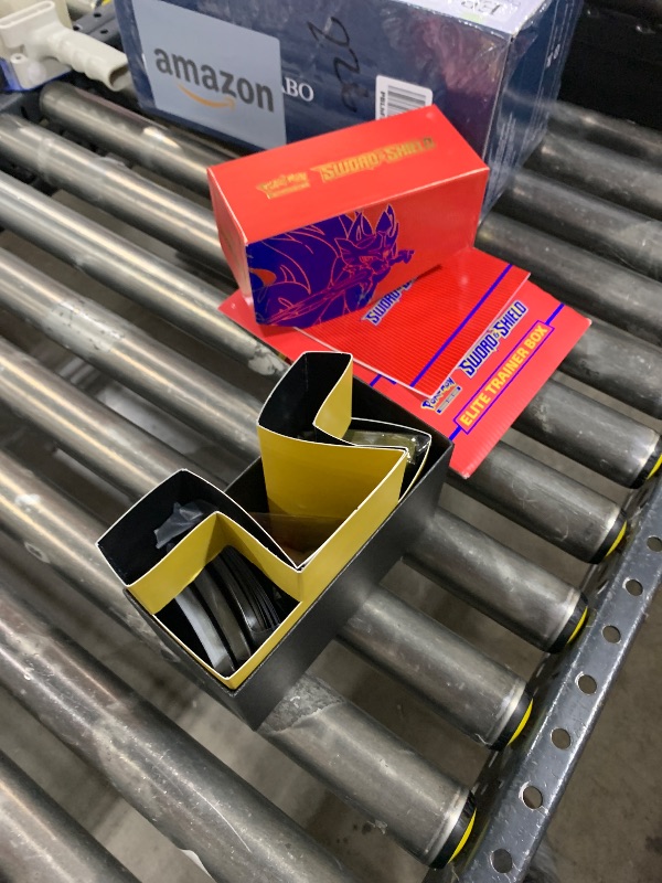 Photo 1 of Pokémon TCG: Sword & Shield—Evolving Skies Elite Trainer Box