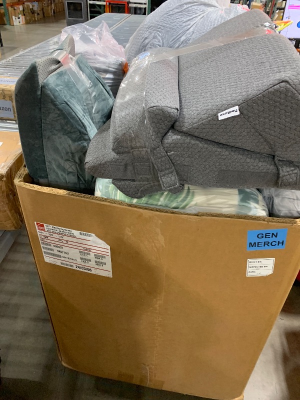 Photo 1 of BULK LOT OF MISCELLANEOUS ITEMS (PILLOWS, RUGS, CUSHIONS, ETC.) 20 ITEMS INCLUDED 