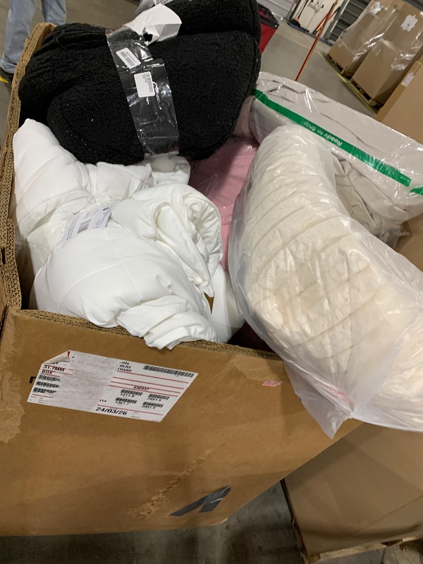 Photo 1 of BULK OF MISCELLANEOUS ITEMS (PILLOWS, CUSHIONS, ETC.) 18 ITEMS INCLUDED