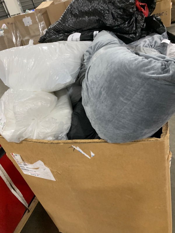 Photo 1 of BULK OF MISCELLANEOUS ITEMS (PILLOWS, CUSHIONS, ETC) 20 ITEMS INCLUDED