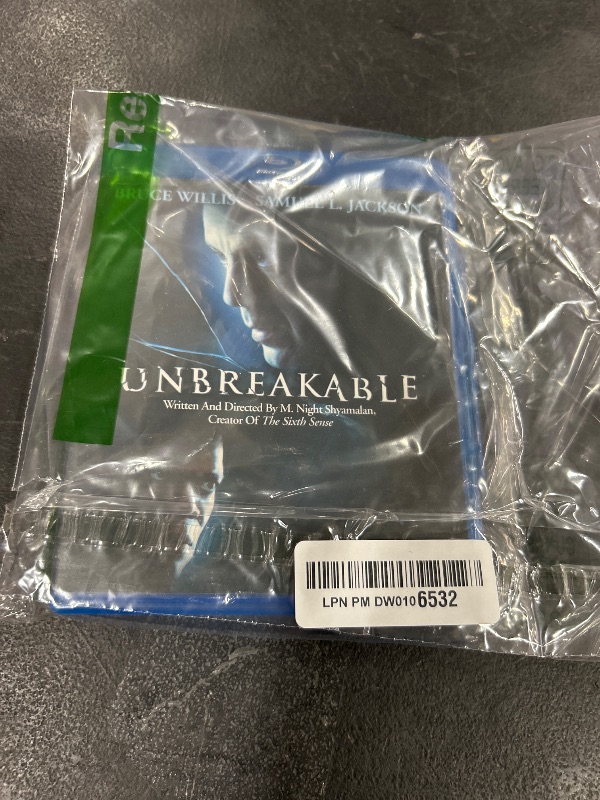 Photo 1 of Unbreakable [Blu-ray]