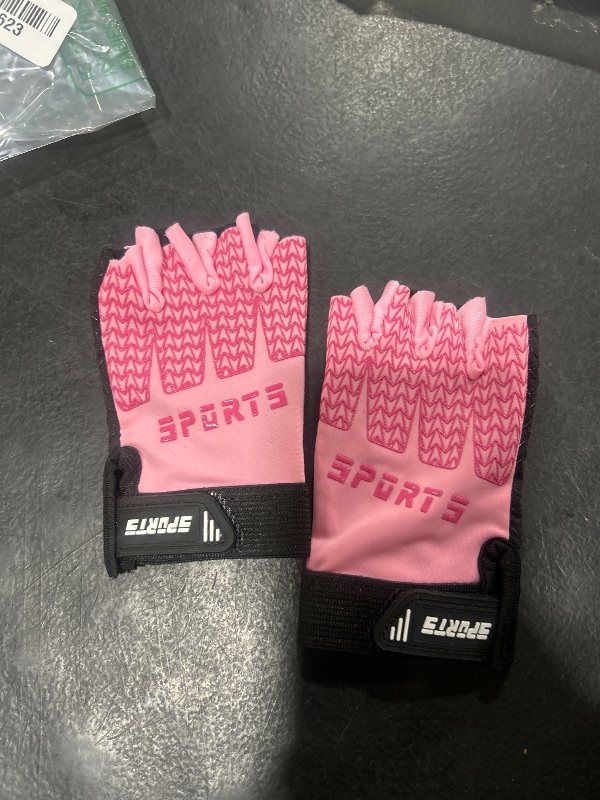 Photo 1 of GIRLS SPORTS GLOVES SMALL 