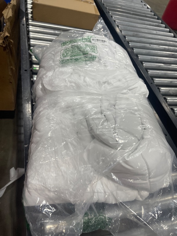 Photo 1 of DOWNCOOL Comforters King Size, Duvet Insert,White All Season Lightweight Quilt, Down Alternative Hotel Comforter with Corner Tabs (White, King 102x90 Inches)