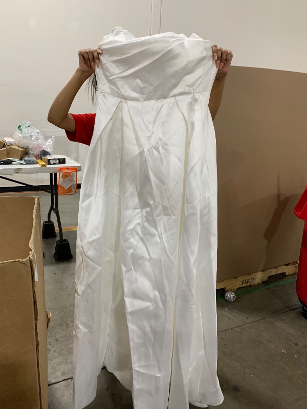 Photo 1 of Sleeveless Wedding Dress Size 6