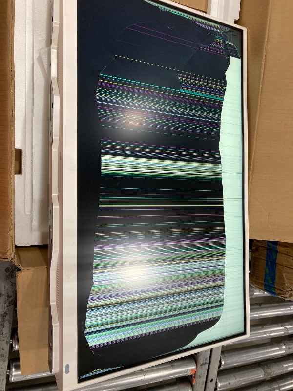 Photo 1 of **SMASHED SCREEN**LG 32SR70U-W 32-Inch 4K UHD Smart Monitor with IPS Display webOS 23 USB Type-C Speakers x2 HDR 10 AirPlay 2 Screen Share Bluetooth Remote - White