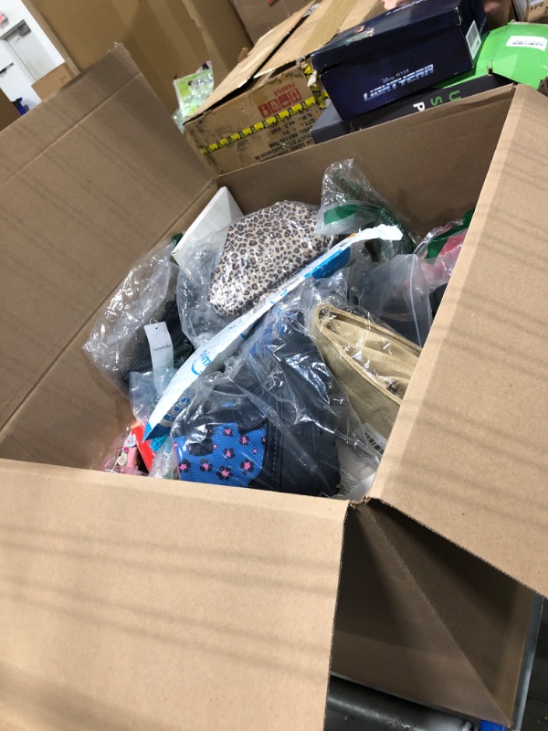 Photo 1 of **** MIXED  BUNDLE BOX 

ALL SALES FINAL NO RETURN ****