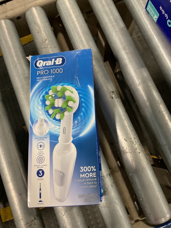 Photo 1 of ***brush might be used, sell for parts*** Oral-B Pro 1000 Rechargeable Electric Toothbrush, White