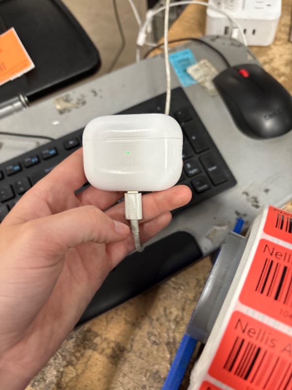 Photo 1 of (used)Apple AirPods Pro -1st Generation with MagSafe (Renewed Premium)