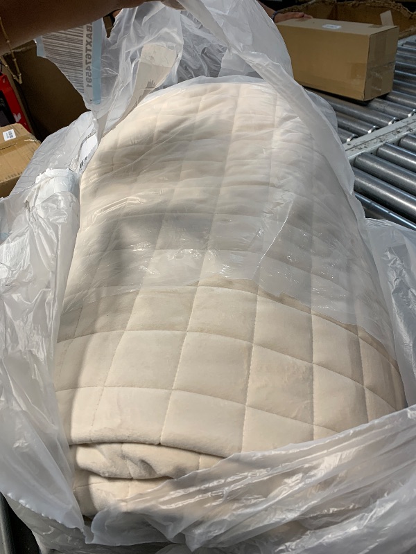 Photo 1 of (used)Oversized queen Size Velvet Quilt Set 