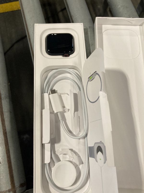 Photo 1 of ****MISSING STRAPS***
Apple Watch SE (2nd Gen) [GPS + Cellular 40mm] Smartwatch with Midnight Aluminum Case with Midnight Sport Band S/M. Fitness and Sleep Trackers, Crash Detection, Heart Rate Monitor, Retina Display