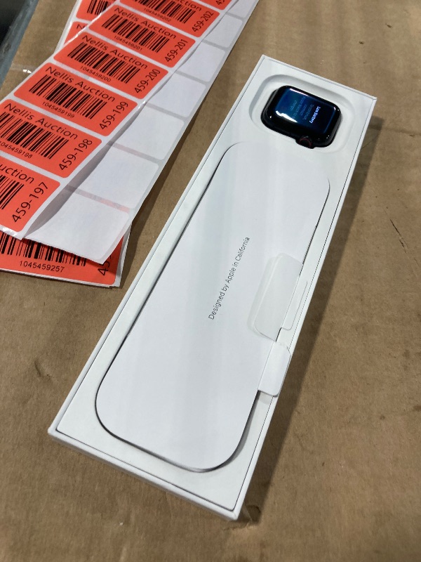 Photo 1 of ****MISSING STRAPS***
Apple Watch SE (2nd Gen) [GPS + Cellular 40mm] Smartwatch with Midnight Aluminum Case with Midnight Sport Band S/M. Fitness and Sleep Trackers, Crash Detection, Heart Rate Monitor, Retina Display