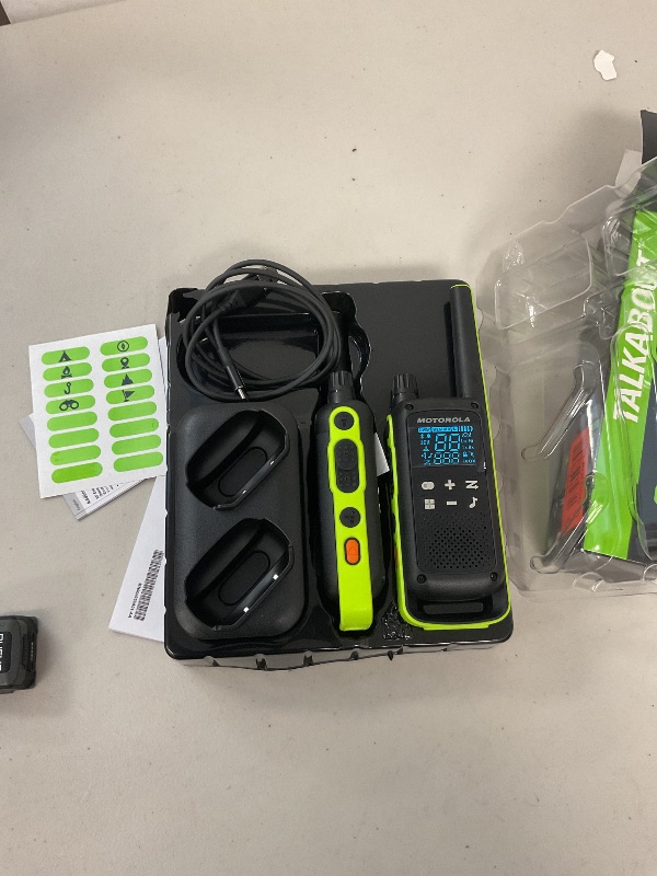 Photo 1 of Motorola Solutions Talkabout T803 FRS Two Way Radio pack Walkie Talkies Green/Black 22 Channels Dual Charging Tray 