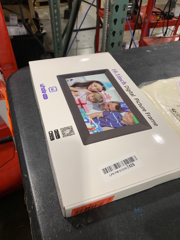 Photo 1 of 10.1 inch digital picture frame 