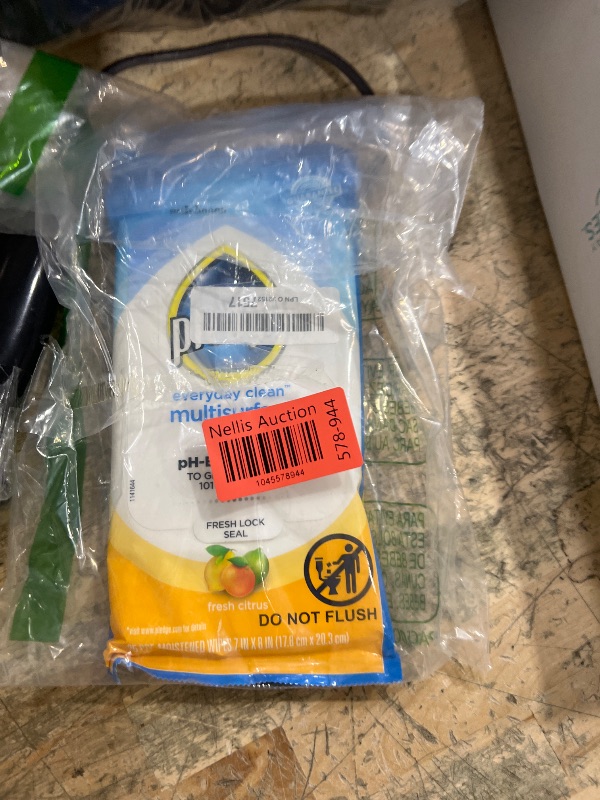 Photo 1 of Pledge Multisurface Cleaning Wipes, pH Balanced, Fresh Citrus, 25 Count (Pack of 4, 100 Total Wipes)