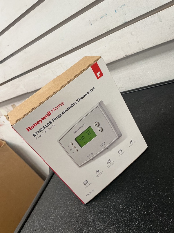 Photo 1 of Honeywell Home RTH2510B1018 7-Day Programmable Thermostat