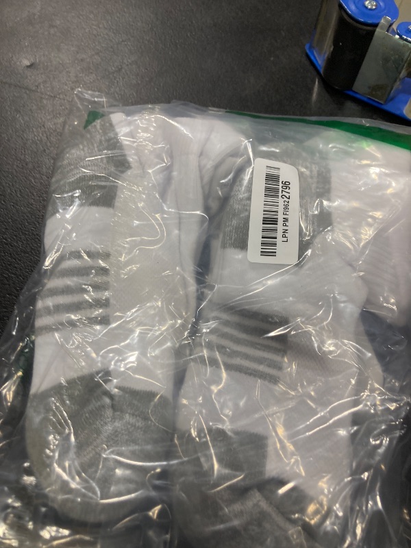 Photo 1 of Amazon Essentials Men's Athletic Ankle Socks, Breathable, Cotton Blend, Cushioned, 6 Pairs, White, 8-12