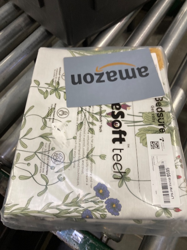 View 2 of Bedsure Duvet Cover Queen Size - 100% Cotton Reversible Floral Queen Duvet Cover Set with Zipper Closure, 3 Pieces Soft & Breathable Green Bedding Set with 2 Pillow Shams 20"x26"