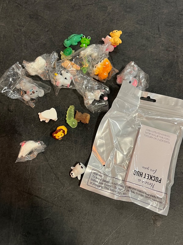 Photo 1 of 20 Sets Pocket Hug Valentine's Day Gift Bulk Little Mini Resin Animals Inspirational Hug Pocket Cards Bulk Emotional Appreciation for Coworker Employees Team Staff Kid (Classic)