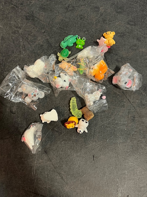 Photo 1 of 20 Sets Pocket Hug Valentine's Day Gift Bulk Little Mini Resin Animals Inspirational Hug Pocket Cards Bulk Emotional Appreciation for Coworker Employees Team Staff Kid (Classic)