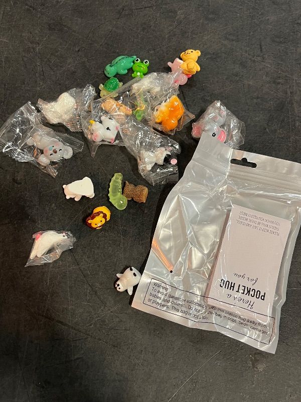 Photo 1 of 20 Sets Pocket Hug Valentine's Day Gift Bulk Little Mini Resin Animals Inspirational Hug Pocket Cards Bulk Emotional Appreciation for Coworker Employees Team Staff Kid (Classic)