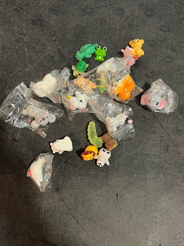 Photo 1 of 20 Sets Pocket Hug Valentine's Day Gift Bulk Little Mini Resin Animals Inspirational Hug Pocket Cards Bulk Emotional Appreciation for Coworker Employees Team Staff Kid (Classic)