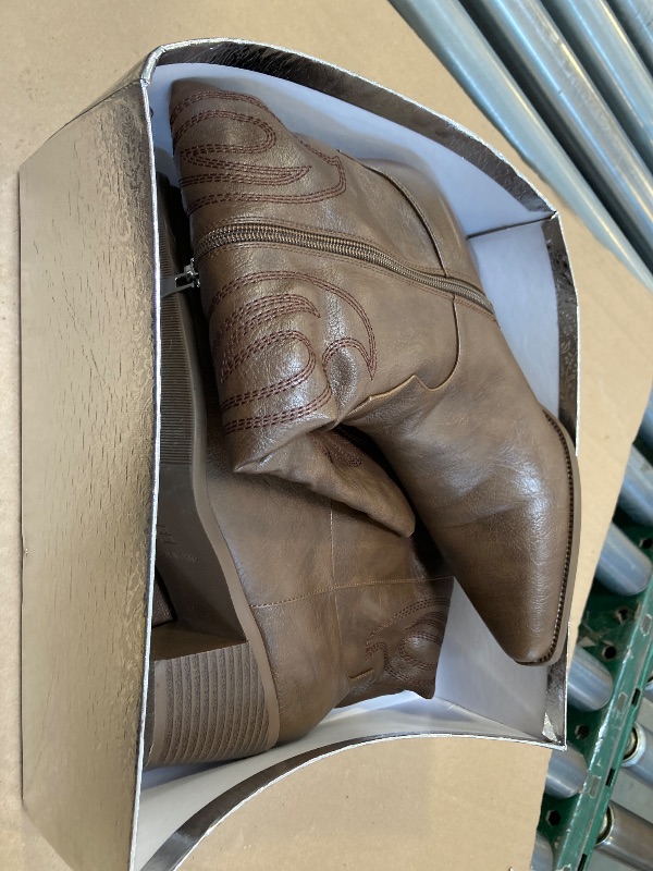 Photo 1 of Women's Boots Size 9