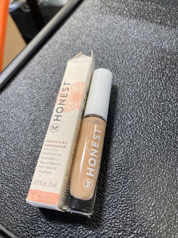 Photo 1 of Honest Beauty Fresh Flex Concealer with Niacinamide + Vitamin E + Hyaluronic Acid | Vegan + Cruelty free | Cream, 0.17 fl oz